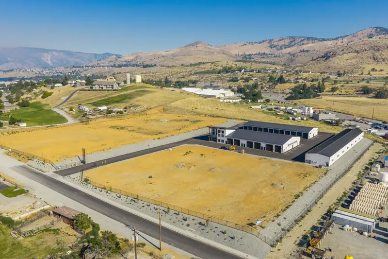 Garage Community Overlooking Lake Chelan